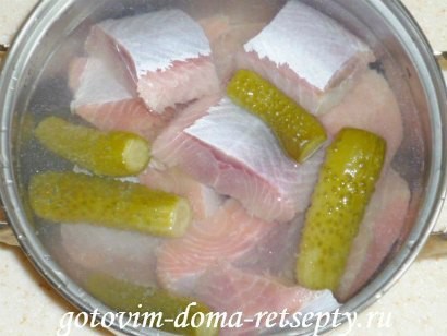 салат из красной рыбы с огурцами 3
