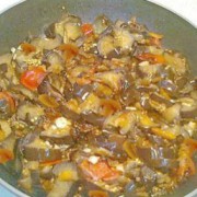 жареные баклажаны с чесноком и грибами