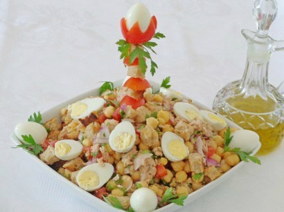 салат с тунцом и помидорами