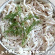 салат из кальмаров с яйцами и майонезом