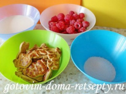 десерт из малины с йогуртом и печеньем 2