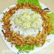 салат с курицей, сыром и грибами