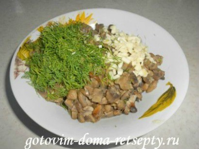 молодая картошка с грибами шампиньонами и чесноком 4