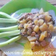 картофель с грибами и курицей в горшочке