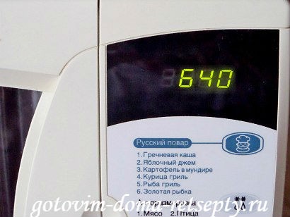 приготовление творожной запеканки на сметане с изюмом 8