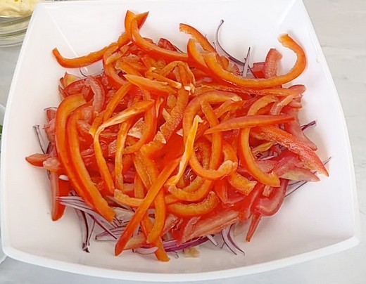 салат с копченой курицей помидорами и перцем 4