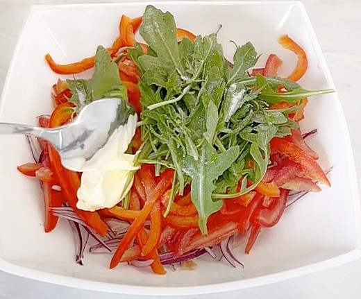 салат с копченой курицей помидорами и перцем 5